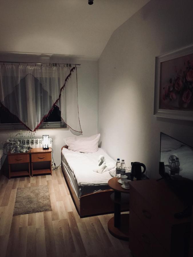 Pokoje Przy Lotnisku Appartement Lesznowola  Buitenkant foto