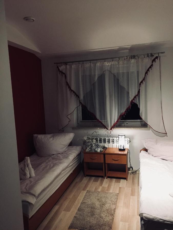 Pokoje Przy Lotnisku Appartement Lesznowola  Buitenkant foto